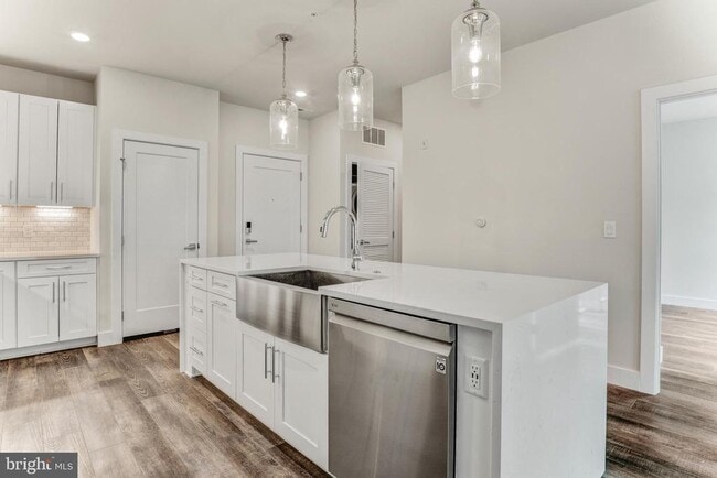 Building Photo - 1761 Old Meadow Rd Unit 209