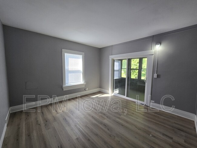 Building Photo - 733 Baltimore St Rental
