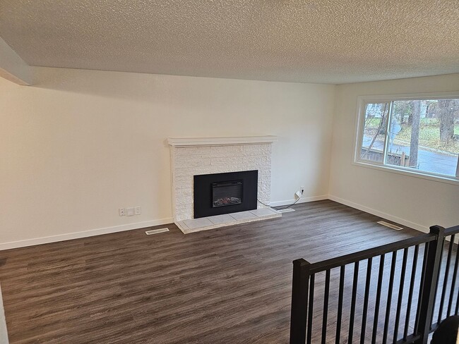 Beautiful Renovated 4 bedroom home For Ren... - Beautiful Renovated 4 bedroom home For Ren...