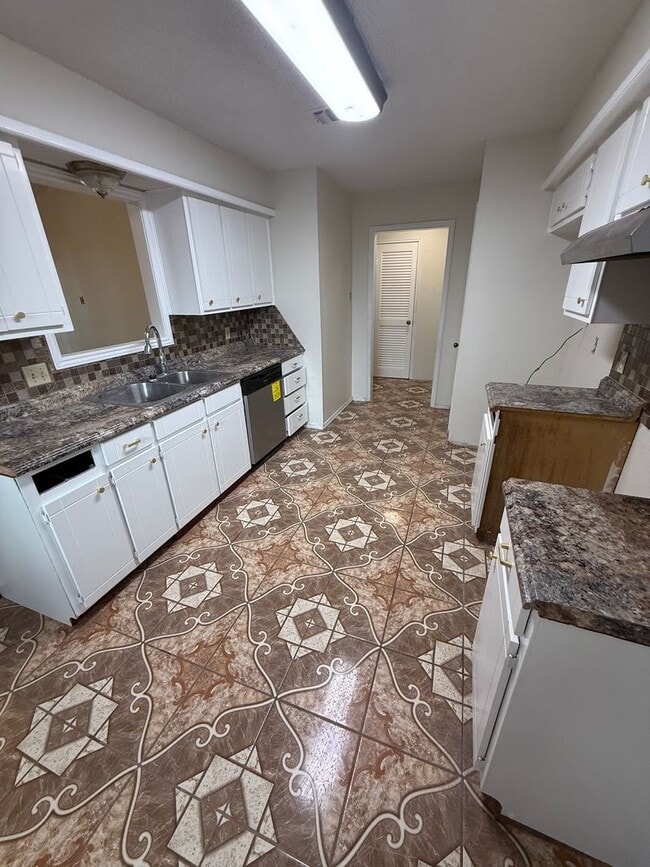 Photo - AVAILABLE NOW!! 3/2/2 near west end and LCU