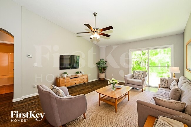 Photo - 403 W New England Dr