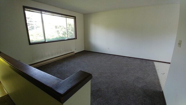 Building Photo - 305 NW Robert St Unit B