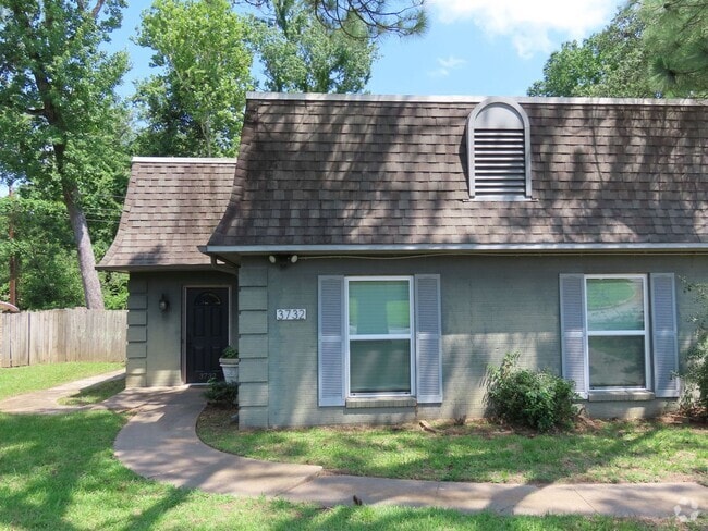 Building Photo - Spacious 3 Bedroom, 2 Bath Duplex in Tyler! Rental
