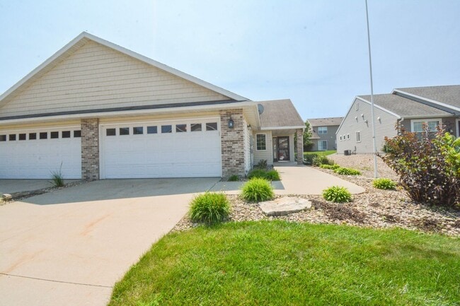 Building Photo - Charming 2 Bed, 2 Bath Townhome – One-Leve...