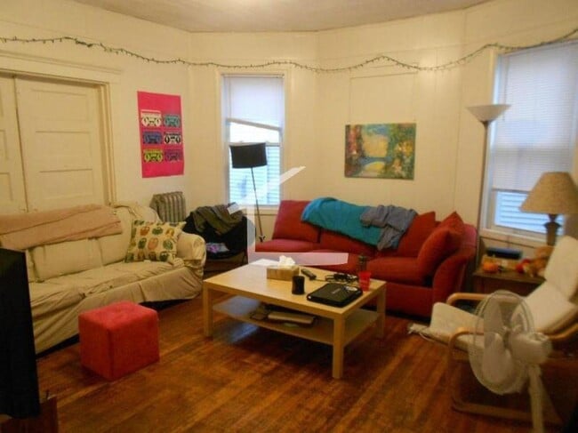 Building Photo - ALLSTON 3 BED RIGHT BY B.U. FOR 9/1
