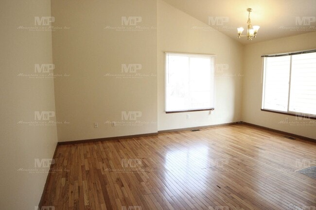 Photo - 520 S Howes St