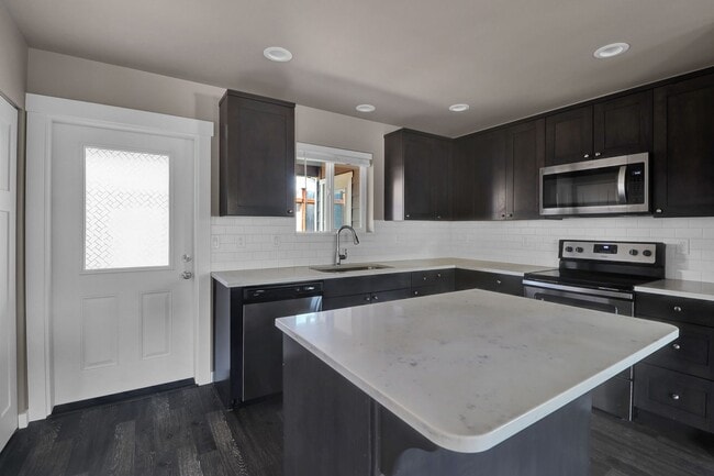 Photo - 2 Bed 2 Bath - A/C - Pet Friendly - Excellent Condition