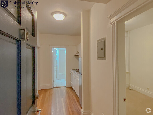 Building Photo - 6 Camelot Ct Unit 14 Rental