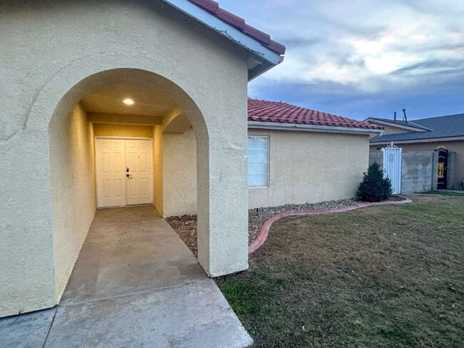 Photo - Cute! 4 bedroom, 2 bath Home in Bakersfield