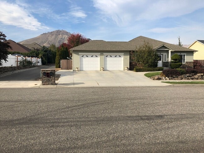 Great location with lots of amenities! 4 b... - Great location with lots of amenities! 4 b... House