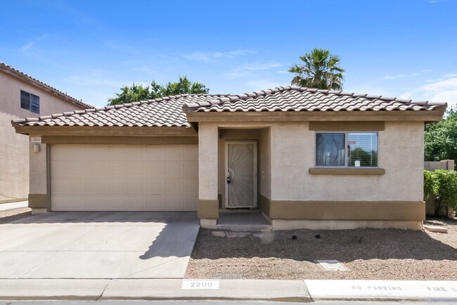 Building Photo - 2200 E Spruce Dr