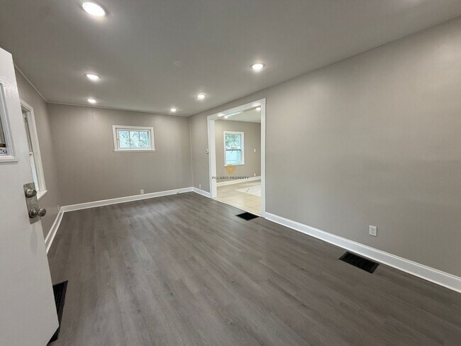Photo - 445 W 25th St