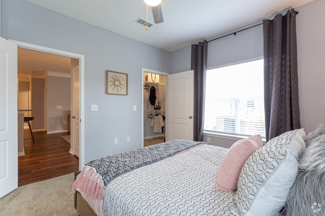 2BR, 2BA - 1,295 SF - Stonegate