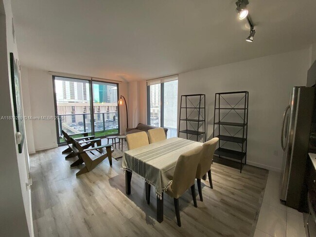 Photo - 31 SE 6th St Unidad 608