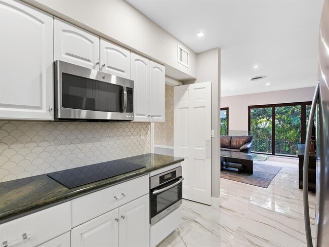 3304 Alhambra Cir