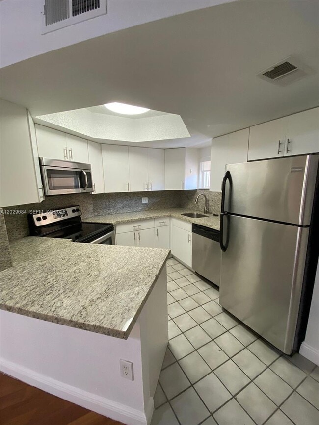 Building Photo - 8323 Lake Dr Unit 302