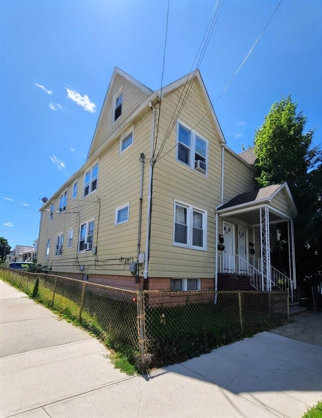 Building Photo - 261 Centre Ave Unit 1
