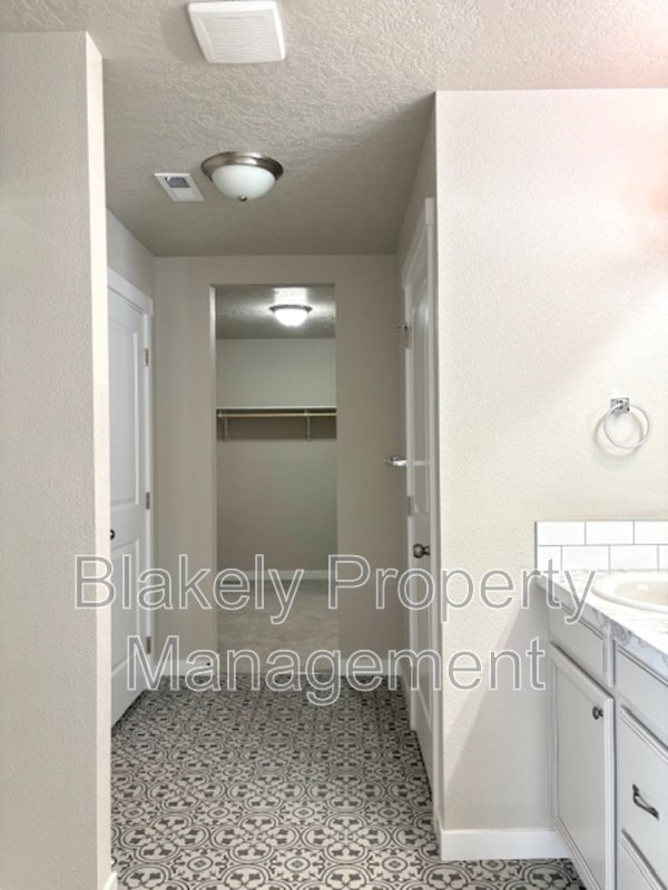 Photo - 645 SW Inby St