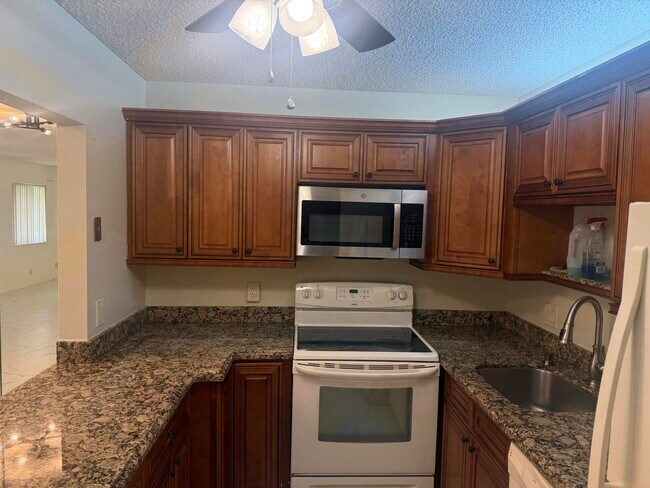 211 Pine HOV Cir Unidad D-2