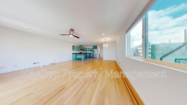 Photo - 651 University St