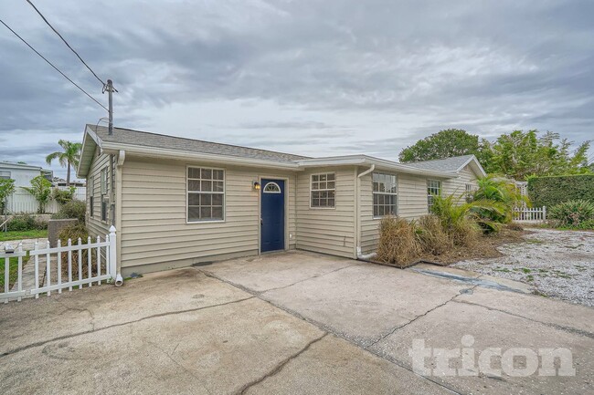 Photo - 1125 Michigan Dr N