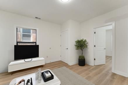 Photo - 6183 Hecla St