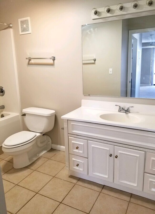 Photo - Twin Towers ~ 2 Bedroom/1 Bathroom Unit fo...
