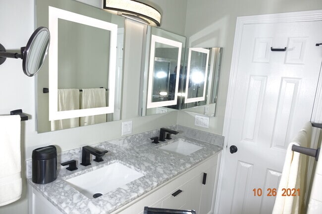 Building Photo - 914 Lincoln Blvd Unit 106 Rental