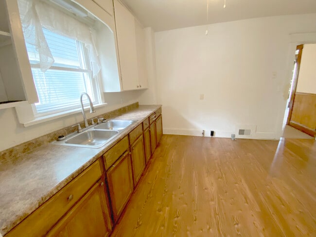 Photo - 529 Clarendon Ave NW