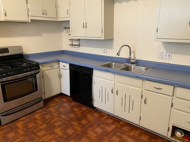 Photo - In the Heart of Dinkytown - Amazing 6 bedr...