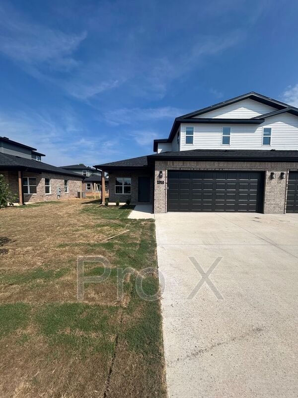 Photo - 623 Cosmos St