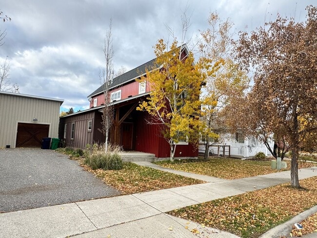 Building Photo - FULLY FURNISHED Mid-Term Immaculate Home in Midtown