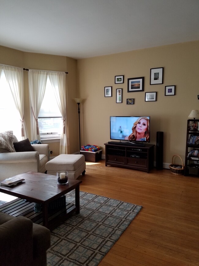 Sala de estar con vista al norte - 320 Home Ave Unidad Apt. 1