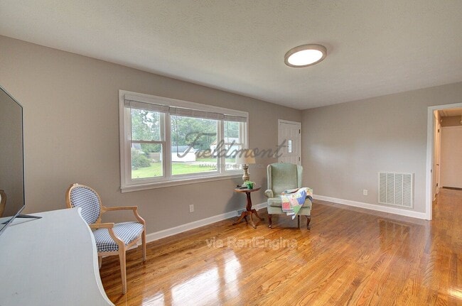 Photo - 301 Bannister St