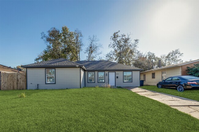 Photo - 5874 Belcrest St