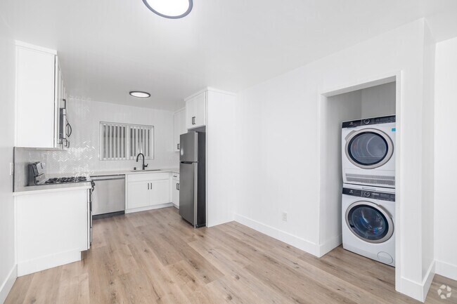 2BR, 1BA - 920SF - Kitchen