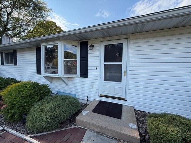 Photo - Spacious Rural Ranch!