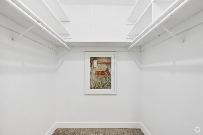 3BR, 2BA - 1850SF - Walk In Closet
