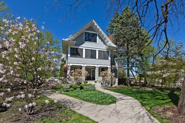 Building Photo - 1317 Summit Ave Unit B