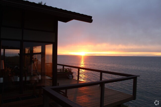 Building Photo - Stunning Furnished Water View Home on West...