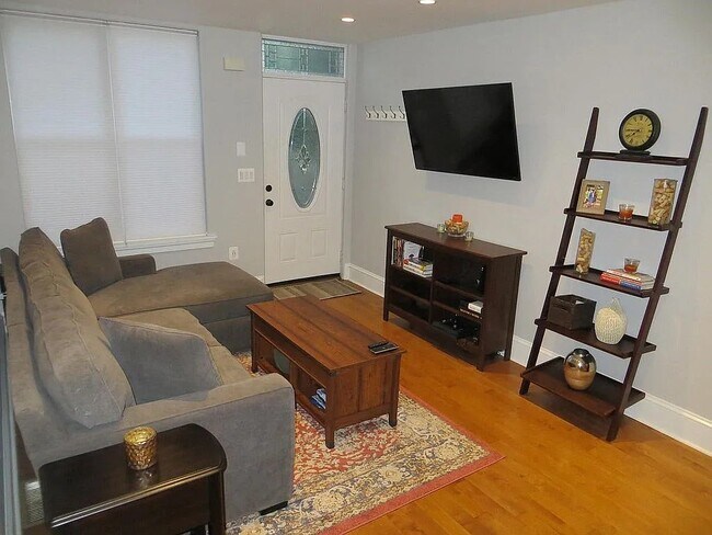 Photo - 1639 Carpenter St