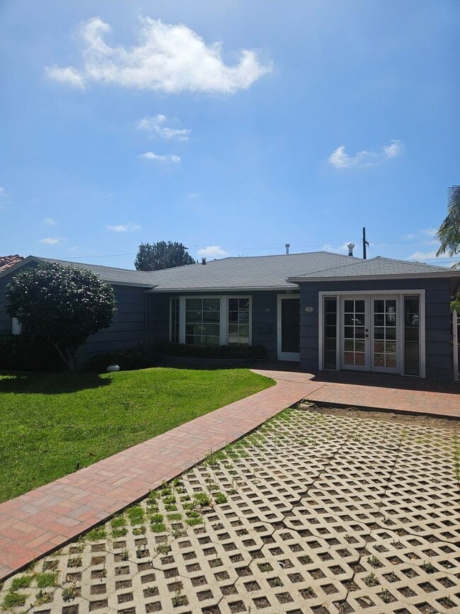 Building Photo - Lovely 3/2 Home with separate 1/1 studio space in Coronado Village