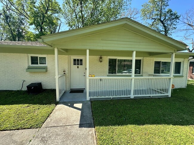 Photo - 3 BED | 2 BATH | GATED BACKYARD | TWO CAR DRIVEWAY | DAFFIN PARK