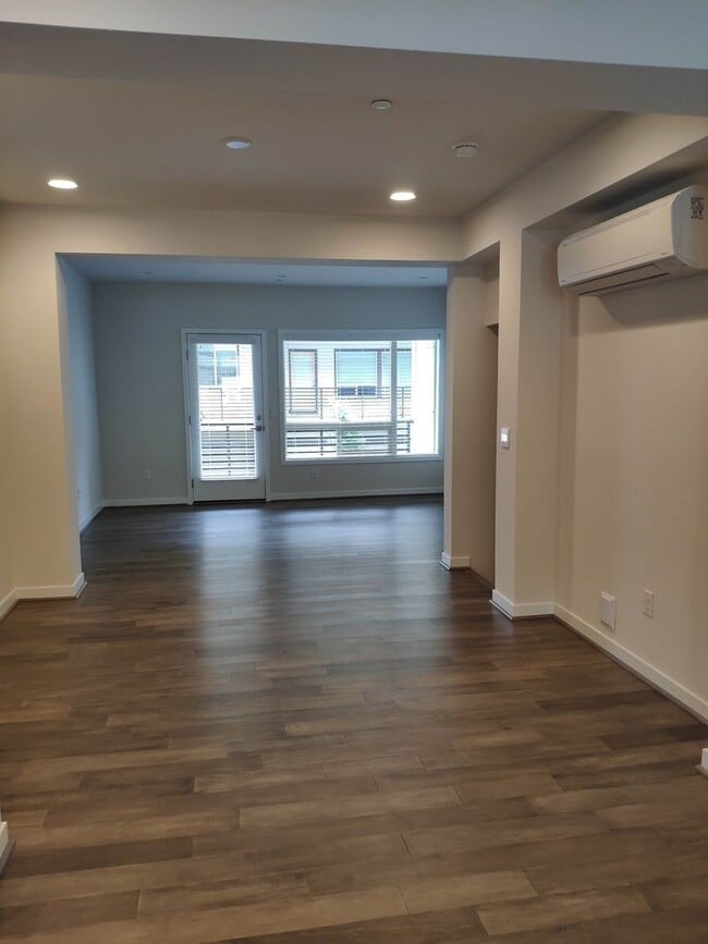 Photo - 3 bd 3 bath townhome Issaquah highlands