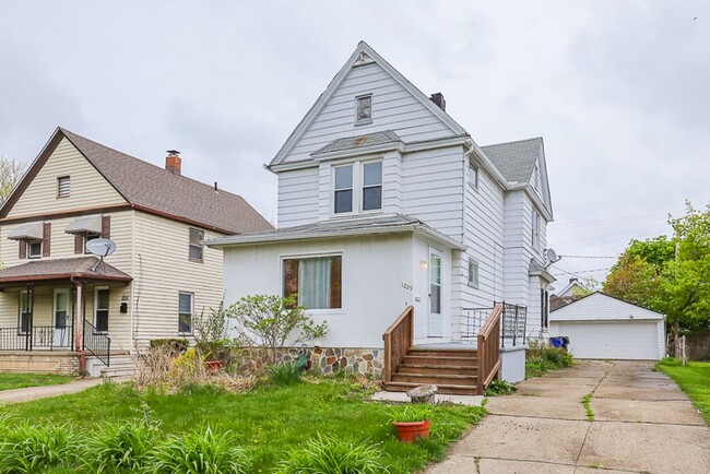 Building Photo - Spacious 3 bedroom/1 bath Single house! Ga...