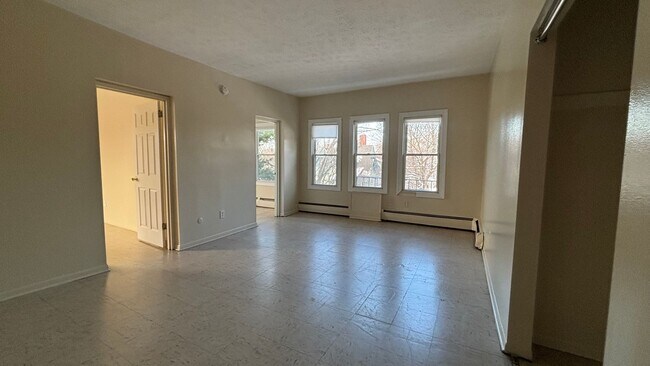 Photo - 5 Bedroom 1.5 Bath Spacious Apartment - Heat and Hot Water Included Unidad 1083-3R