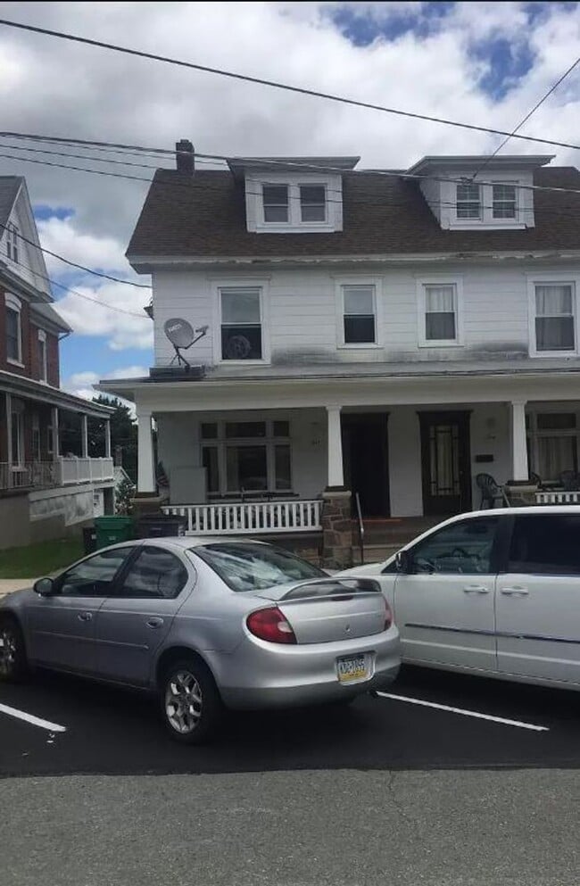 Building Photo - 2nd St 215-217 N Unit 2nd St 217-2 N