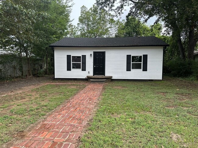 Building Photo - Welcome to your new home in the heart of R...