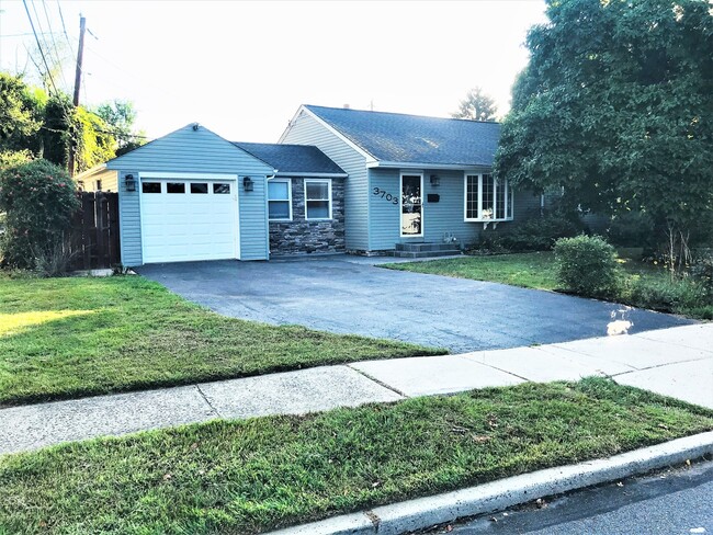 Gorgeous 4-Bedroom Single Family Home in B... - Gorgeous 4-Bedroom Single Family Home in B...