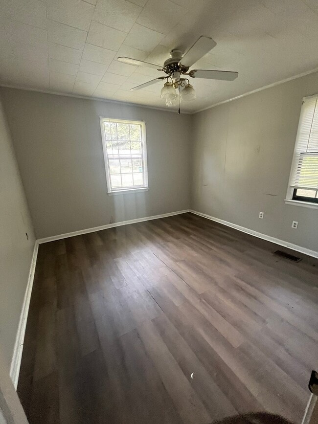 Photo - 104 Lucas St